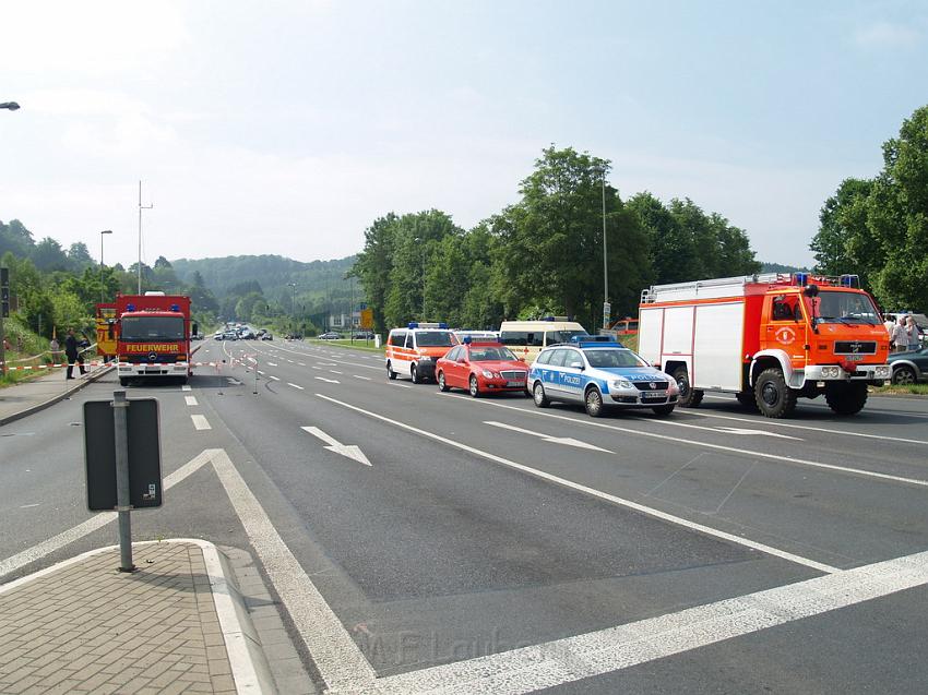Schwerer Unfall mit Reisebus Lohmar Donrather Dreieck P321.JPG